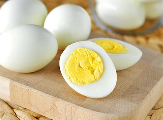 Thật hư: Ăn trứng gà luộc buổi tối có béo không?