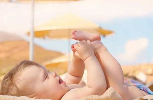 Tắm nắng cho trẻ sơ sinh vào lúc mấy giờ